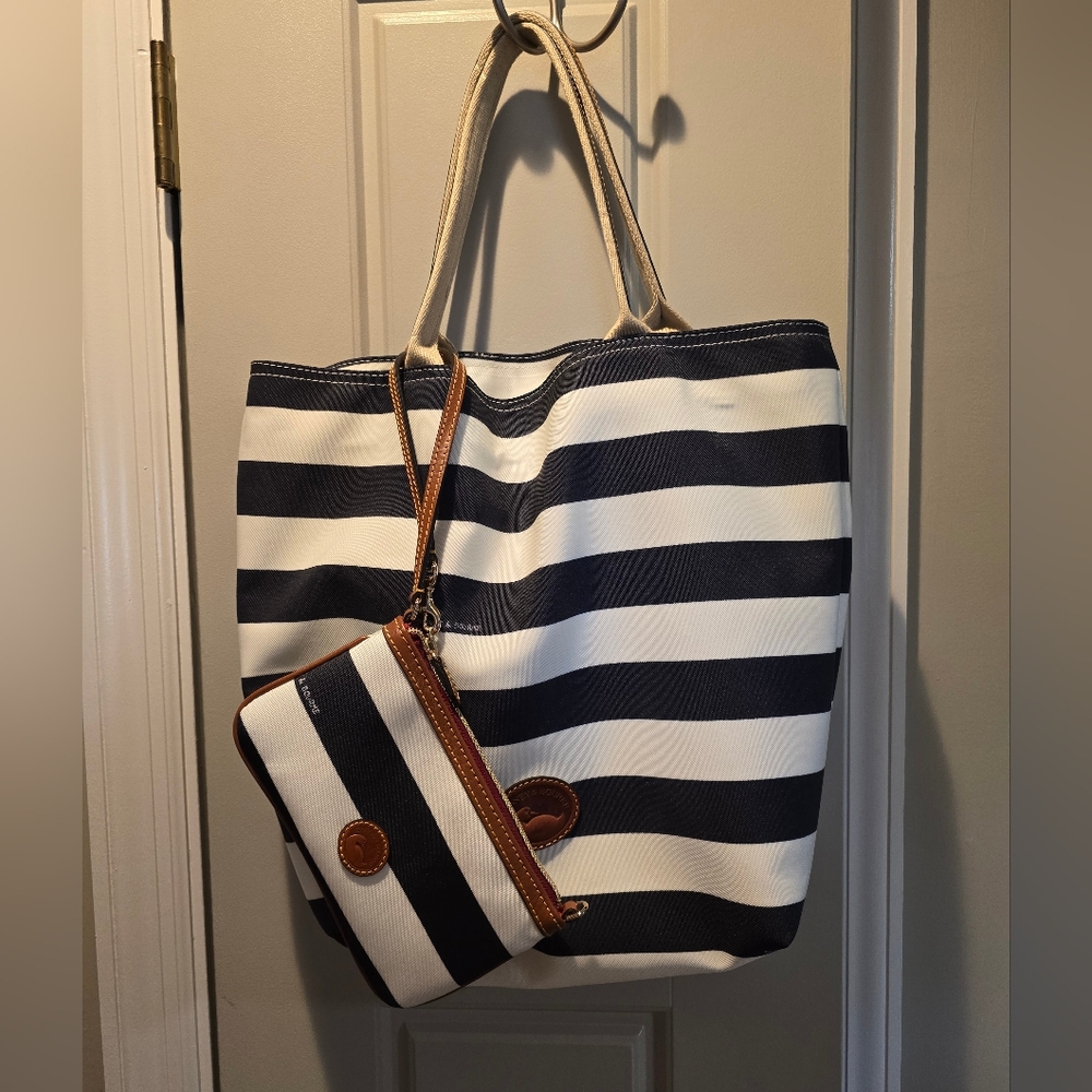 DOONEY & BOURKE NYLON TOTE W/ MATCHING WRISTLET